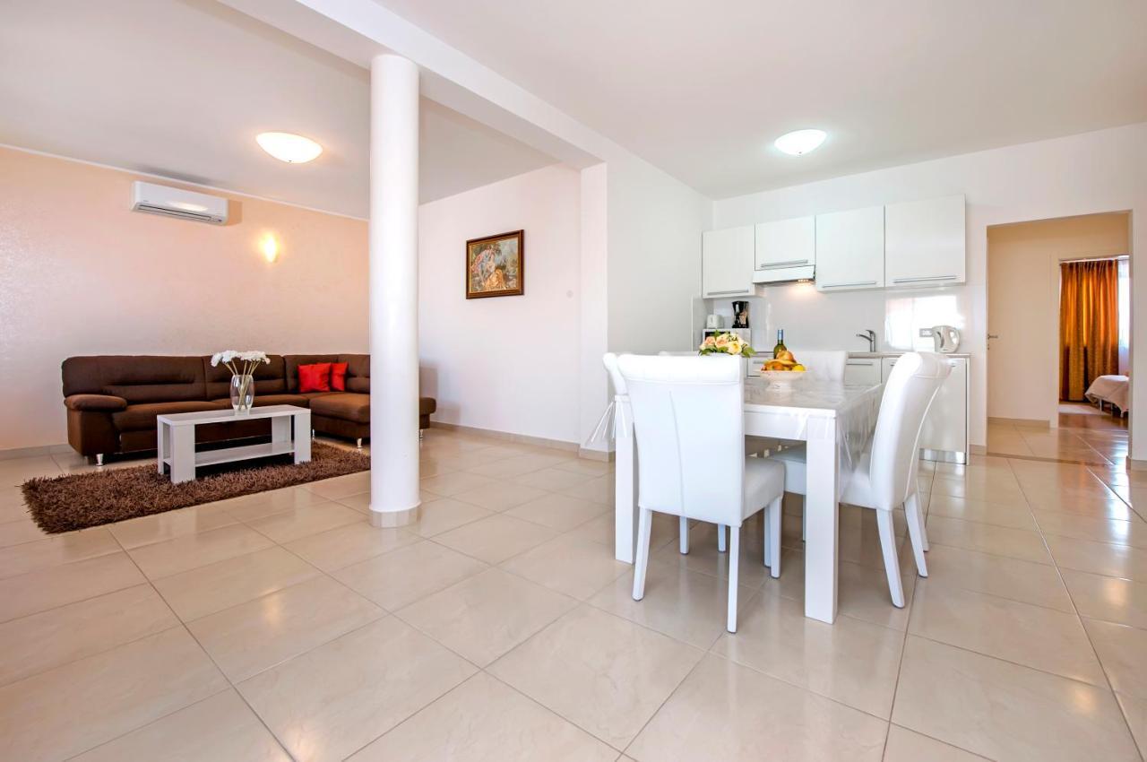 Apartments And Rooms Camaiore Rovinj Ngoại thất bức ảnh